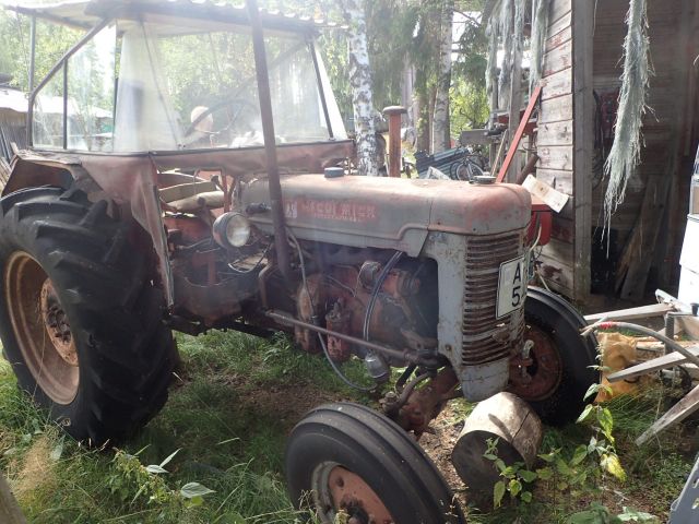 519623-5 Tractor MC Cormick International -54 Reg No: APL540. Repair object. No reservation.