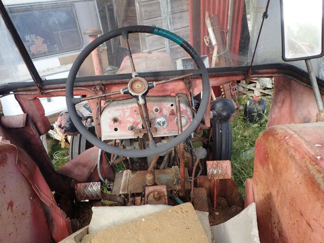 519623-6 Tractor MC Cormick International -54 Reg No: APL540. Repair object. No reservation.