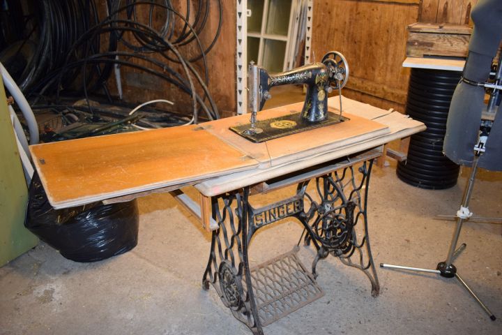 559848-1 Pedal Sewing Machine