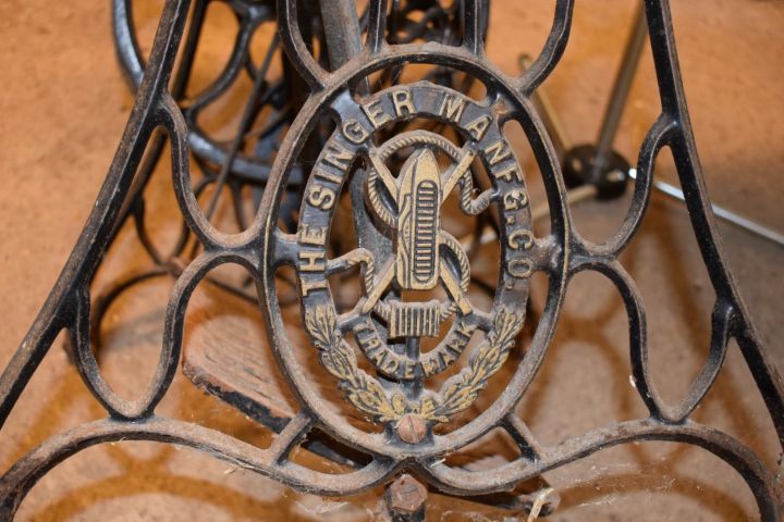 559848-5 Pedal Sewing Machine