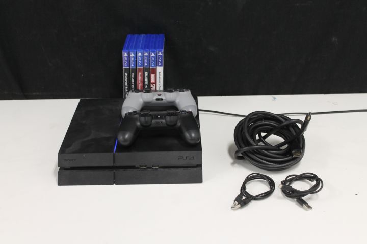 550096-1 Sony Playstation PS4 with controls and games