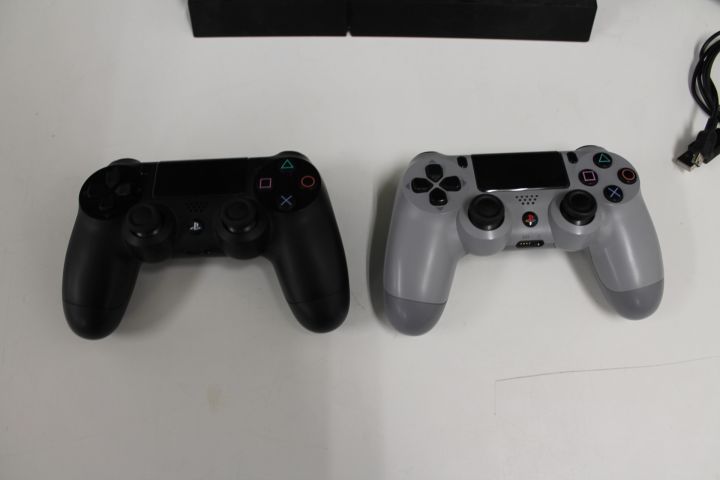 550096-3 Sony Playstation PS4 with controls and games