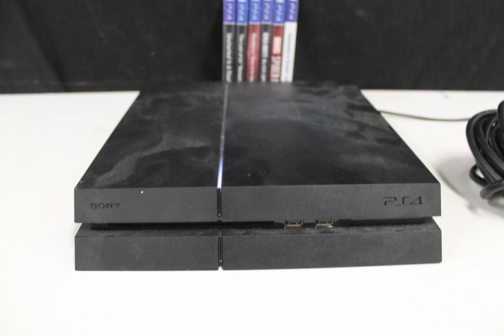 550096-6 Sony Playstation PS4 with controls and games
