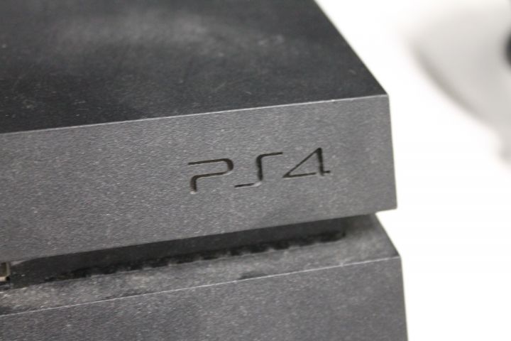 550096-7 Sony Playstation PS4 with controls and games