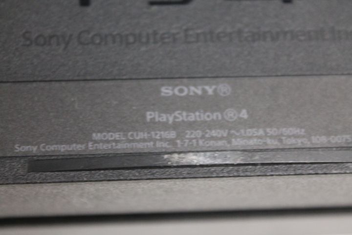 550096-8 Sony Playstation PS4 with controls and games