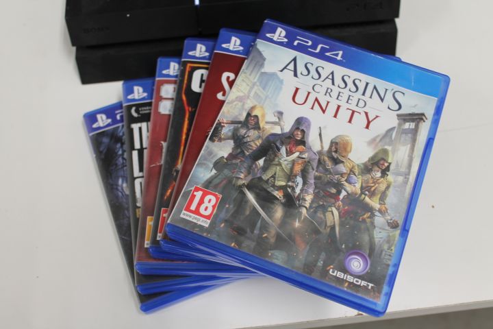 550096-13 Sony Playstation PS4 with controls and games