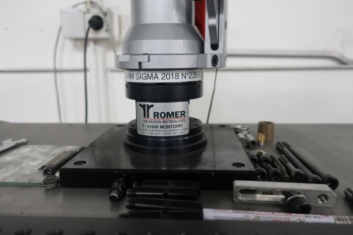 580896-4 Measuring arm on table, ROMER SIGMA 2018