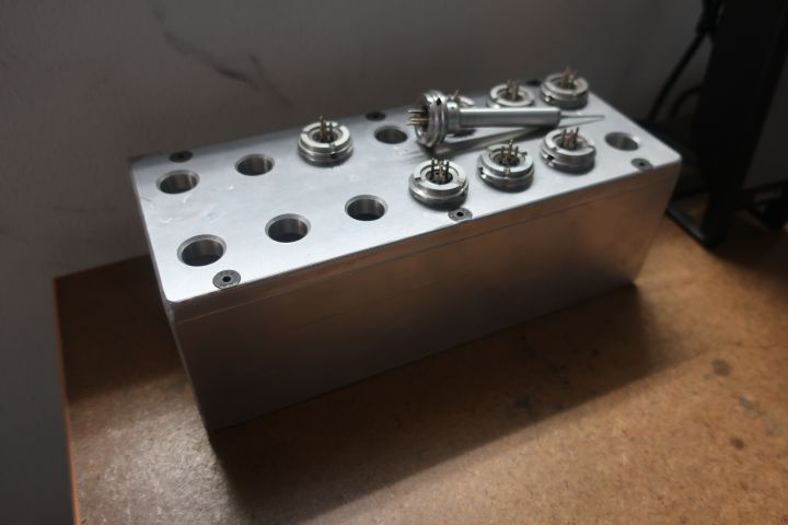 580896-20 Measuring arm on table, ROMER SIGMA 2018