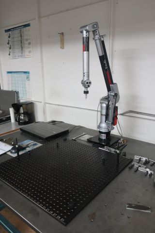 580896-26 Measuring arm on table, ROMER SIGMA 2018