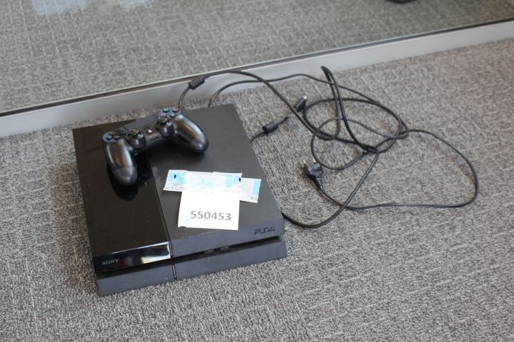 550453-1 Sony Playstation PS4 with game control