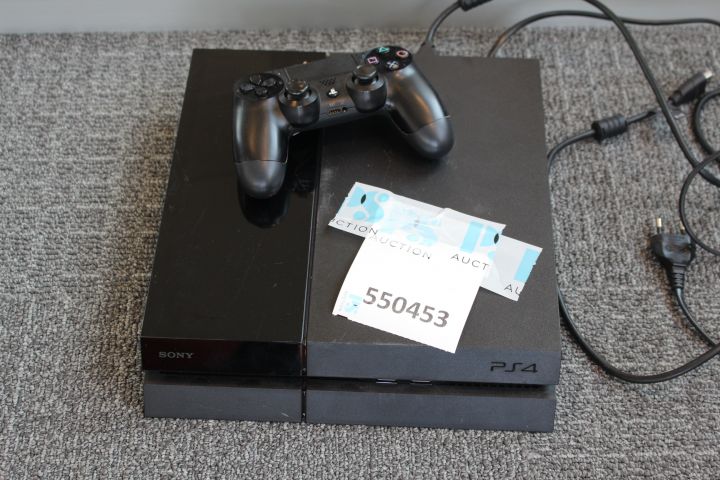 550453-2 Sony Playstation PS4 with game control