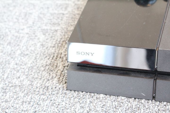 550453-3 Sony Playstation PS4 with game control