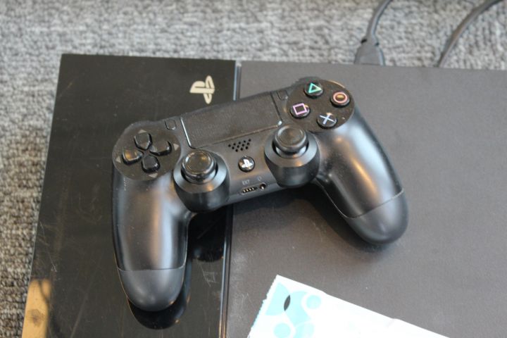 550453-5 Sony Playstation PS4 with game control