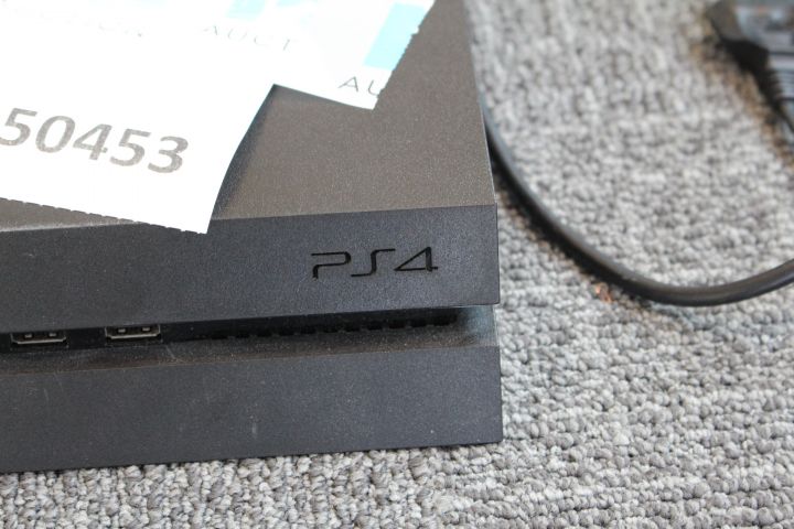 550453-4 Sony Playstation PS4 with game control