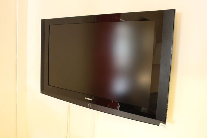 595811-2 TV Samsung 40 ", wall mounted, DVD player