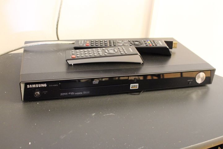 595811-3 TV Samsung 40 ", wall mounted, DVD player