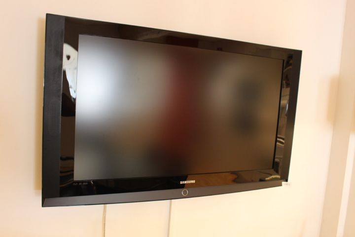 595811-1 TV Samsung 40 ", wall mounted, DVD player