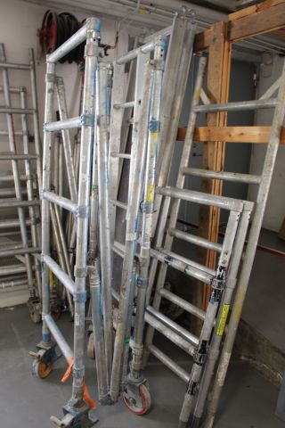595831-2 Indoor scaffolding on wheels