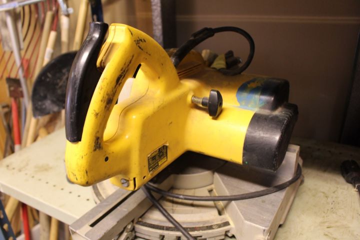 595857-2 Hood / Gauge DeWalt DW700