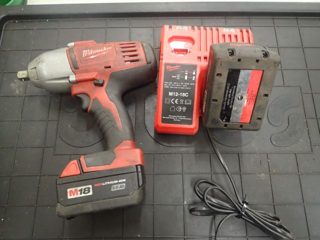 577865-1 Milwaukee battery operated nut knocker