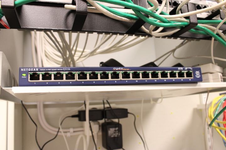 547646-5 Serverdator Dell PowerEdge 840 + 2st switchar och brandvägg