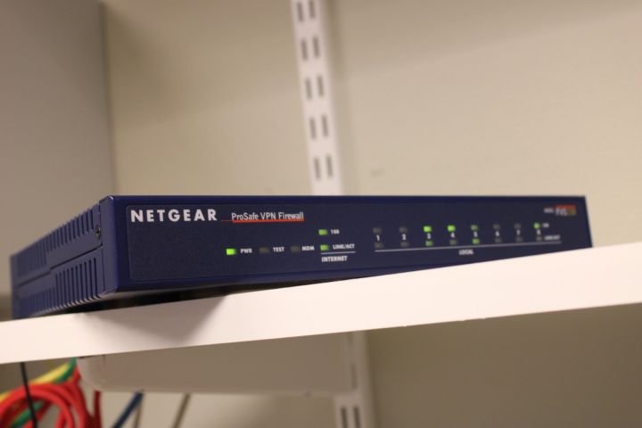 547646-6 Serverdator Dell PowerEdge 840 + 2st switchar och brandvägg