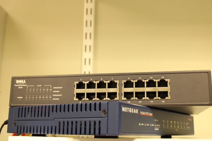 547646-7 Serverdator Dell PowerEdge 840 + 2st switchar och brandvägg