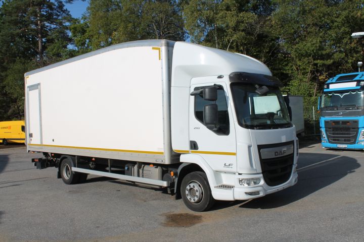 601890-12 DAF LF Aerobody -2017 84201 km  Reg.nr: XRF121