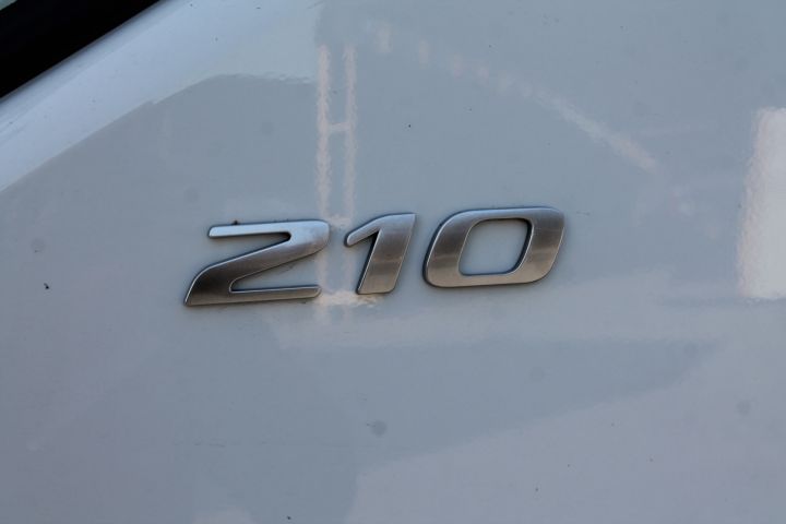 601890-38 DAF LF Aerobody -2017 84201 km  Reg.nr: XRF121