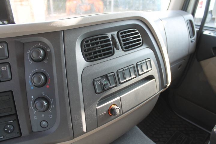 601890-46 DAF LF Aerobody -2017 84201 km  Reg.nr: XRF121