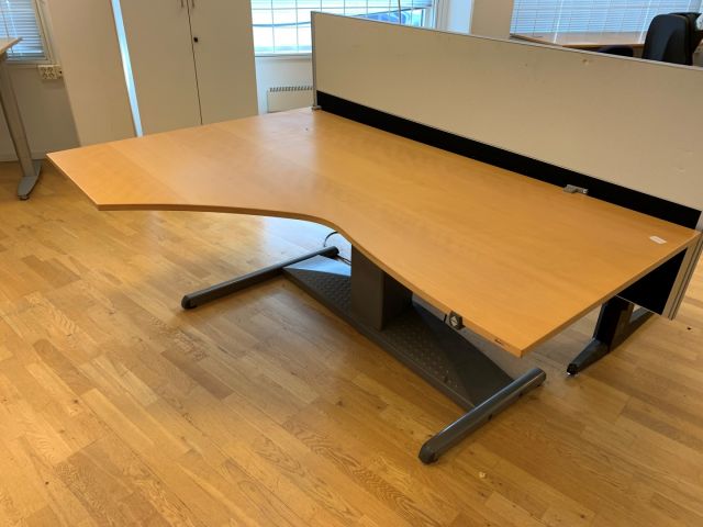 559888-2 Skrivbord höj/sänkbart el Kinnarps