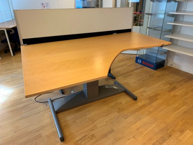 559888-1 Skrivbord höj/sänkbart el Kinnarps
