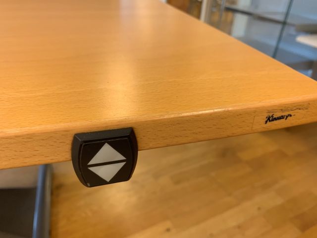 559888-3 Skrivbord höj/sänkbart el Kinnarps