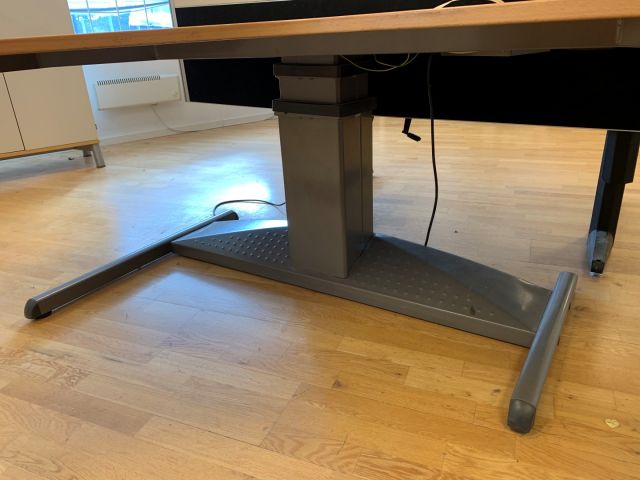 559888-4 Skrivbord höj/sänkbart el Kinnarps