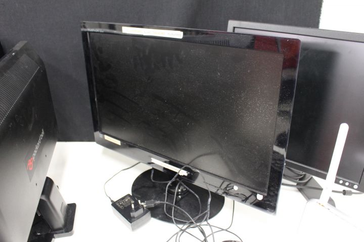 550479-13 Computer packages - HP Prodesk and Dell Optiplex 3010 with 3 screens etc.