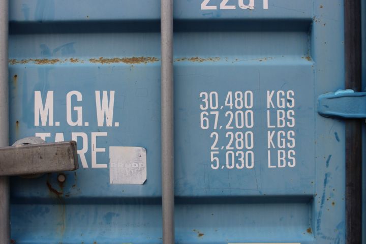 594935-2 Container 20-fot med innehåll, skruv, kablage m.m.