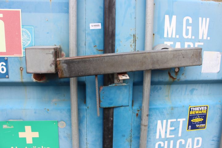 594935-4 Container 20-fot med innehåll, skruv, kablage m.m.