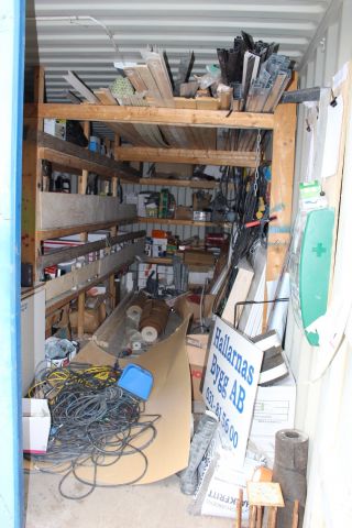 594935-5 Container 20-fot med innehåll, skruv, kablage m.m.