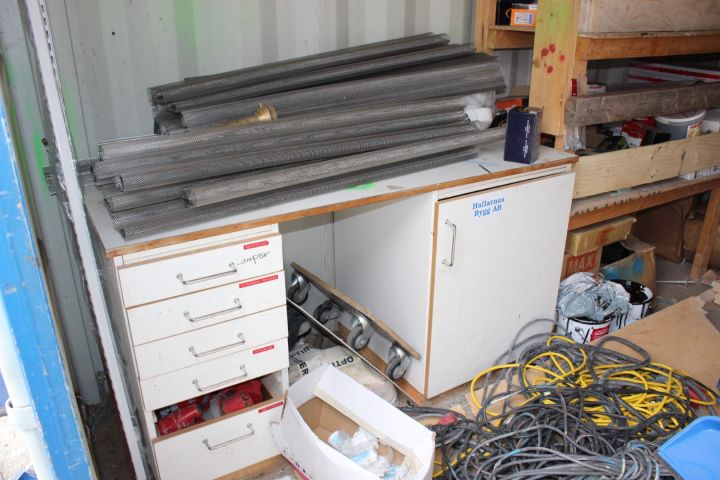 594935-6 Container 20-fot med innehåll, skruv, kablage m.m.