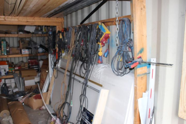 594935-7 Container 20-fot med innehåll, skruv, kablage m.m.