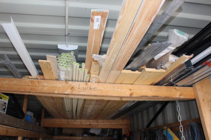 594935-8 Container 20-fot med innehåll, skruv, kablage m.m.