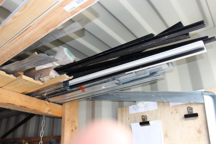 594935-9 Container 20-fot med innehåll, skruv, kablage m.m.