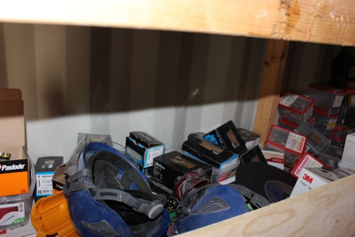594935-11 Container 20-fot med innehåll, skruv, kablage m.m.