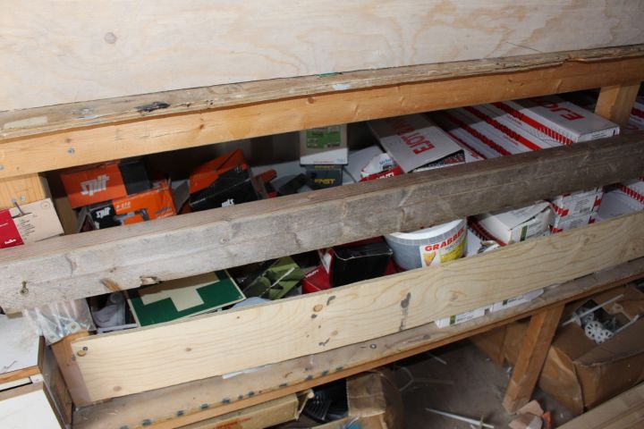 594935-12 Container 20-fot med innehåll, skruv, kablage m.m.