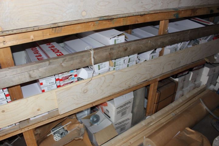 594935-13 Container 20-fot med innehåll, skruv, kablage m.m.