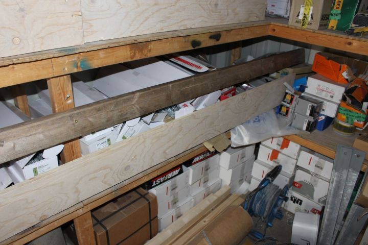 594935-14 Container 20-fot med innehåll, skruv, kablage m.m.