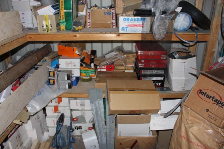 594935-15 Container 20-fot med innehåll, skruv, kablage m.m.