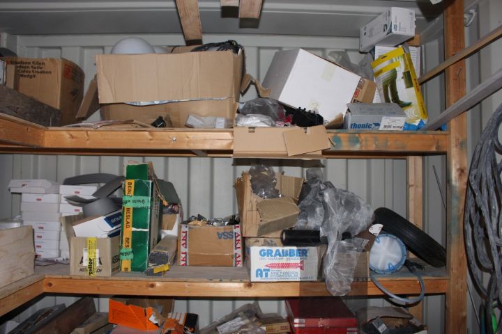 594935-16 Container 20-fot med innehåll, skruv, kablage m.m.