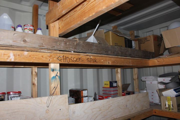 594935-17 Container 20-fot med innehåll, skruv, kablage m.m.