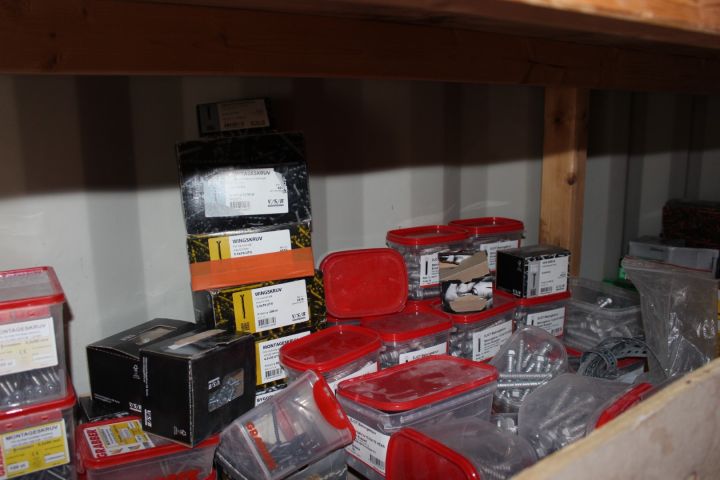 594935-18 Container 20-fot med innehåll, skruv, kablage m.m.